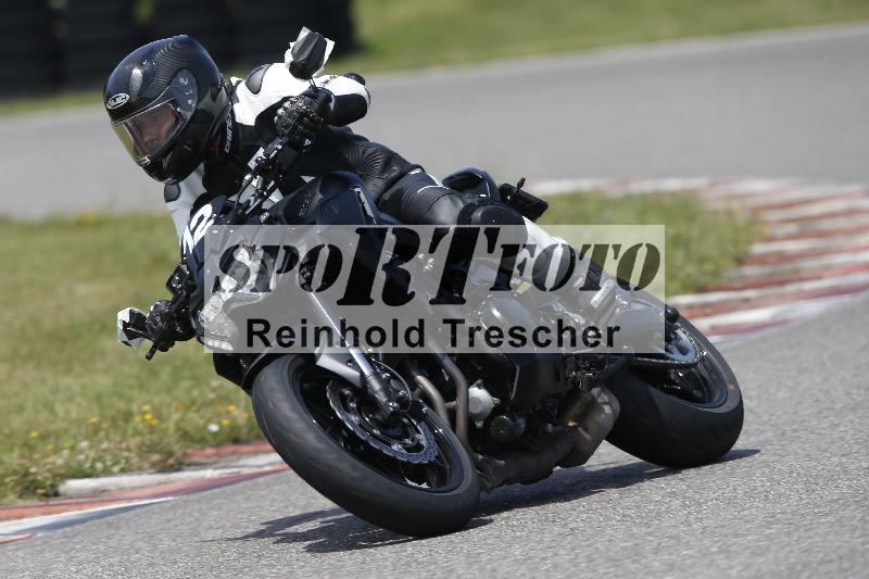Archiv-2025/27 12.06.2025 Ducati Schweiz Trackday Warmup  ADR/blau-bleu/12